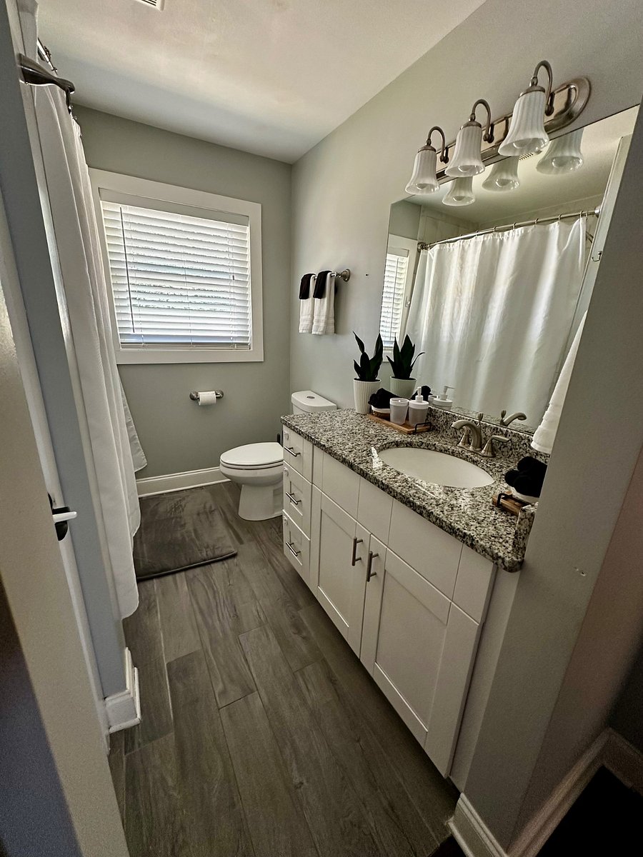 Shared bathroom for Large and Medium Bedrooms