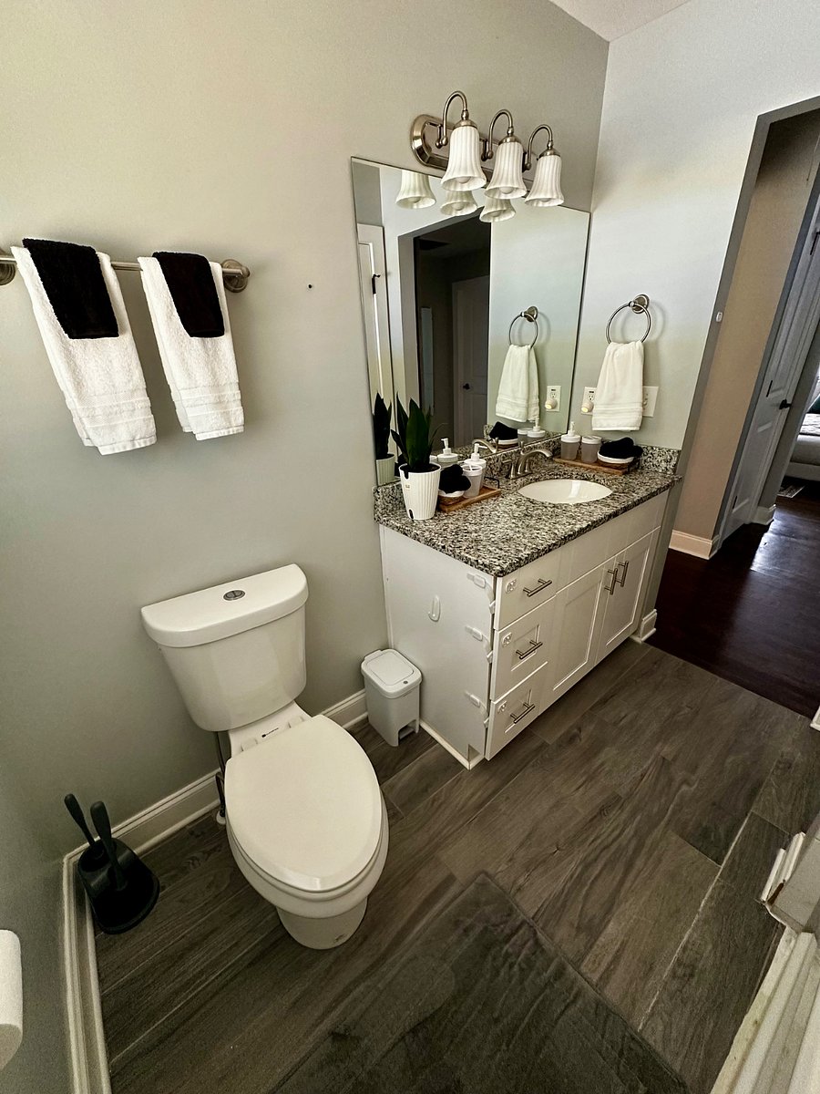 Shared bathroom for Large and Medium Bedrooms