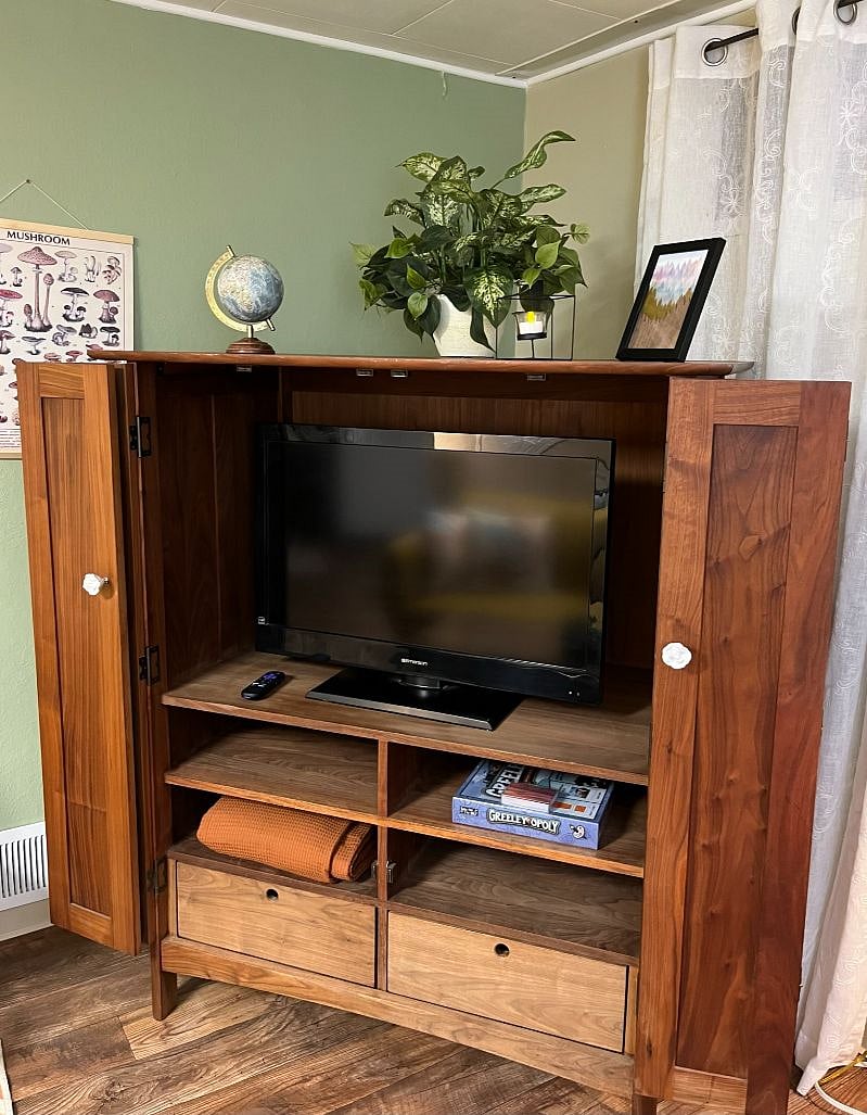 TV w/Roku