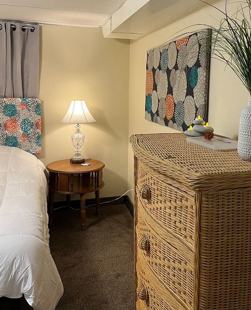 Bedroom w/ dresser
