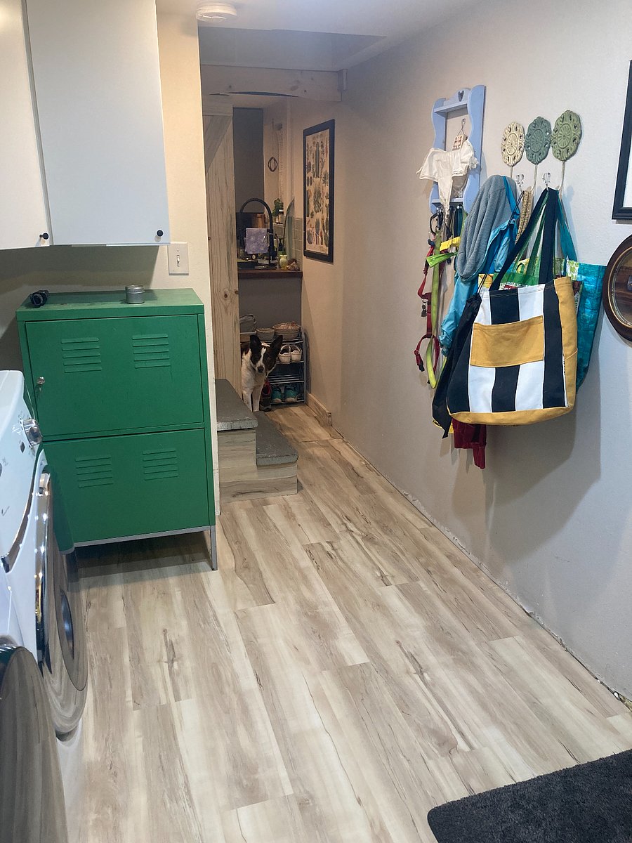 Entry way and laundry room