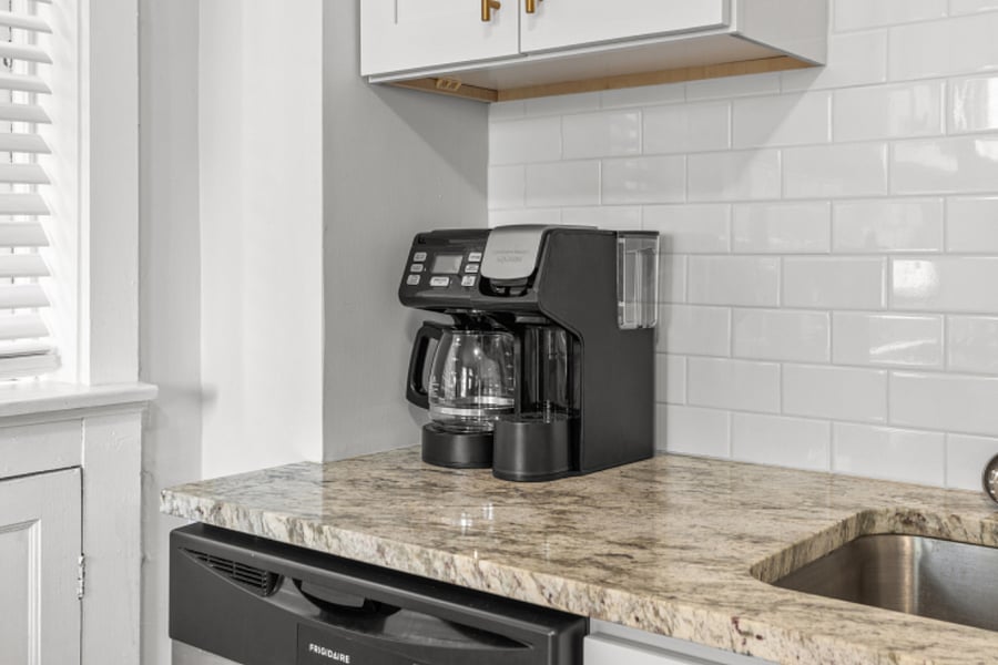 Keurig coffee pot for individual or full-size pot brewing