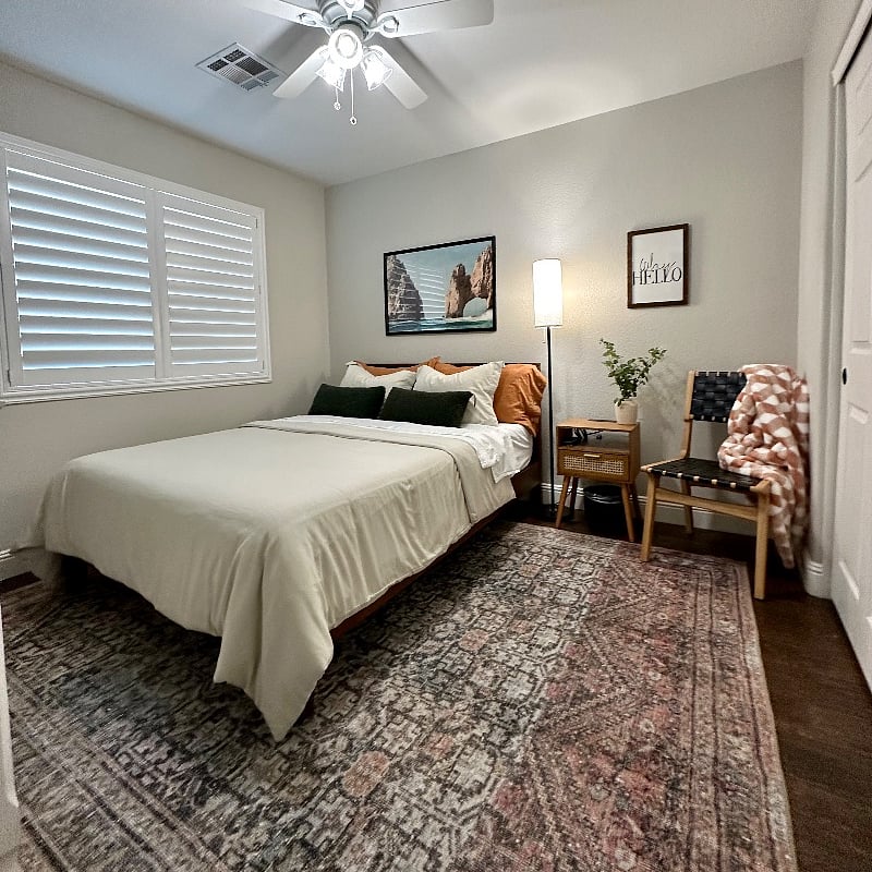 private bed rm new queen Mattress, sheets and all linens!