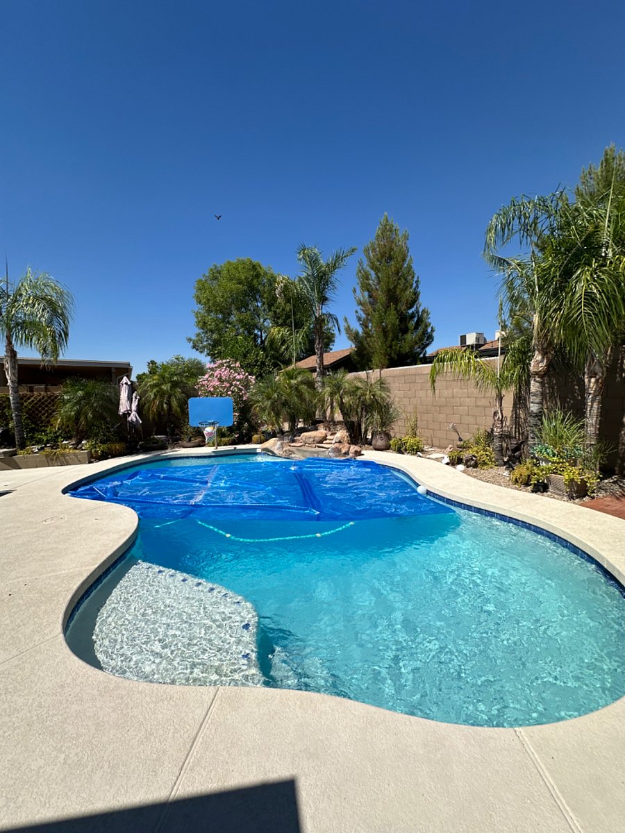 Beautiful remodeled pool w/baha bench