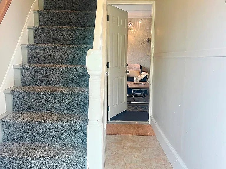 Path to Floor 1 Apartment