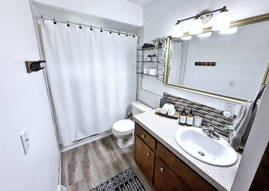 Full Bathroom with a Tub/Shower Combo & All Essentials