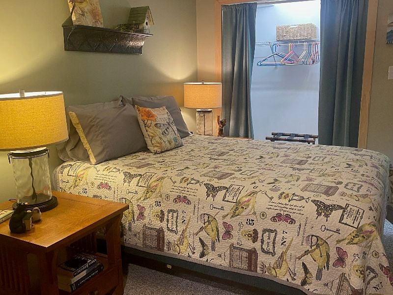 Bedroom with Queen bed