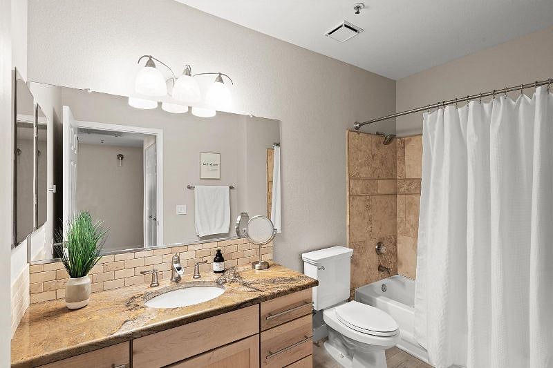 Guest Bathroom with Tub/Shower