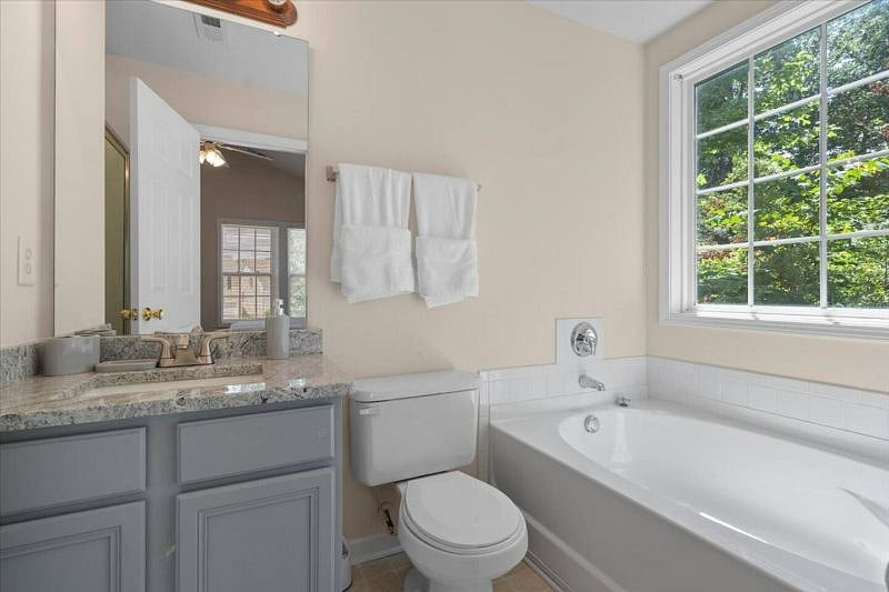 Master Bedroom un-suite bathroom