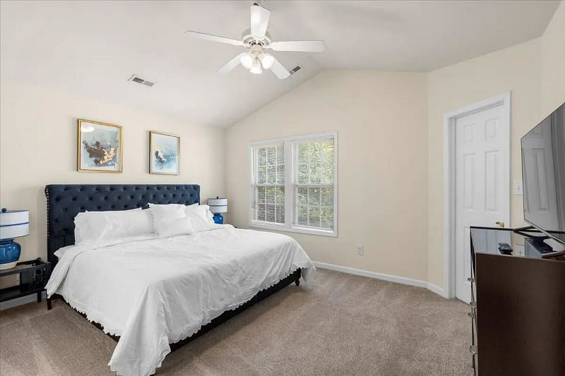Master Bedroom , King Bed Un-suite