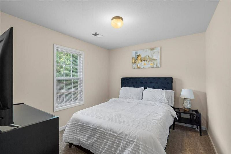 Bedroom 3 Queen Bed with Smart TV