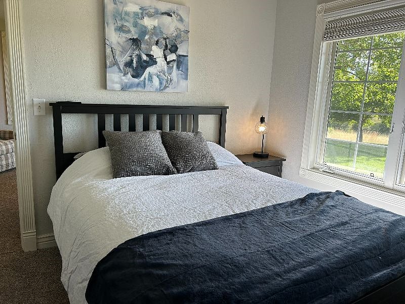 Queen size bed with beautiful views!