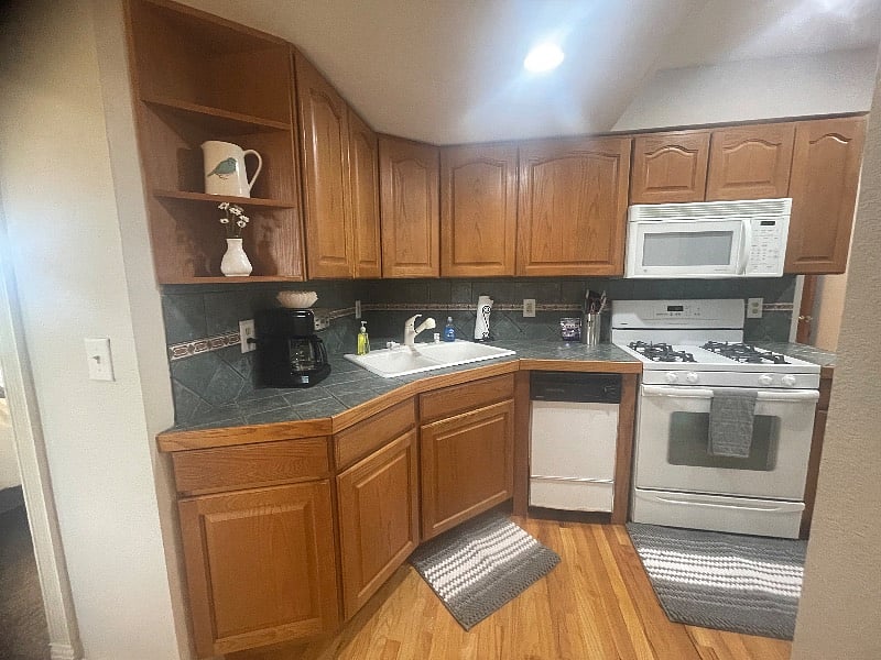 Full kitchen