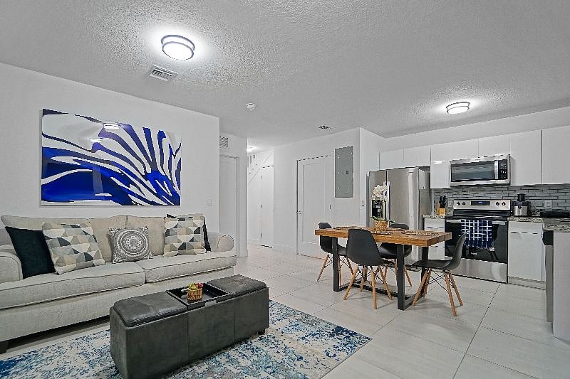 Layout: Florida Room, Kitchen/ Dinning