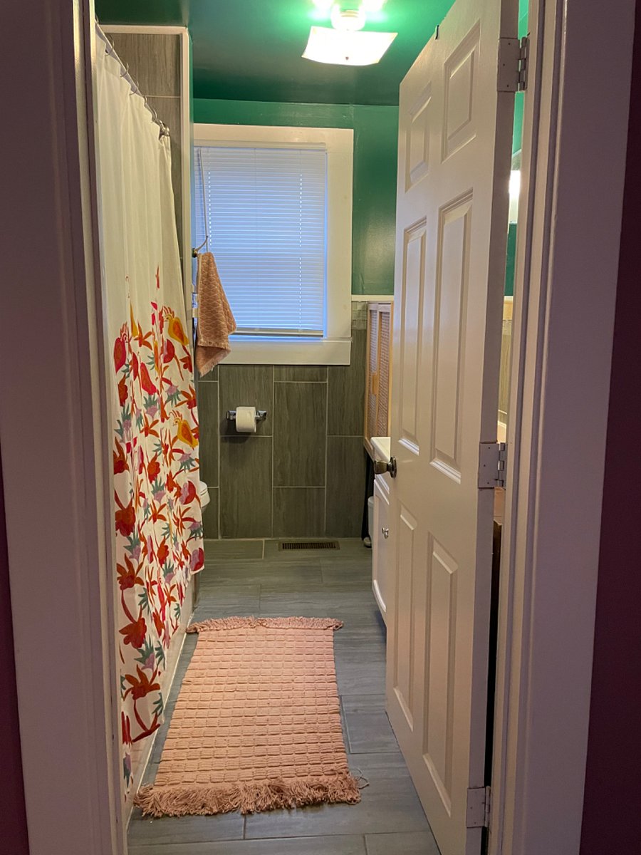 Upstairs Full Bathroom