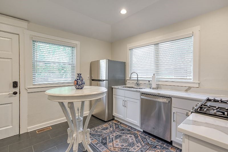 Furnished Finder property 580263_2 photo 8
