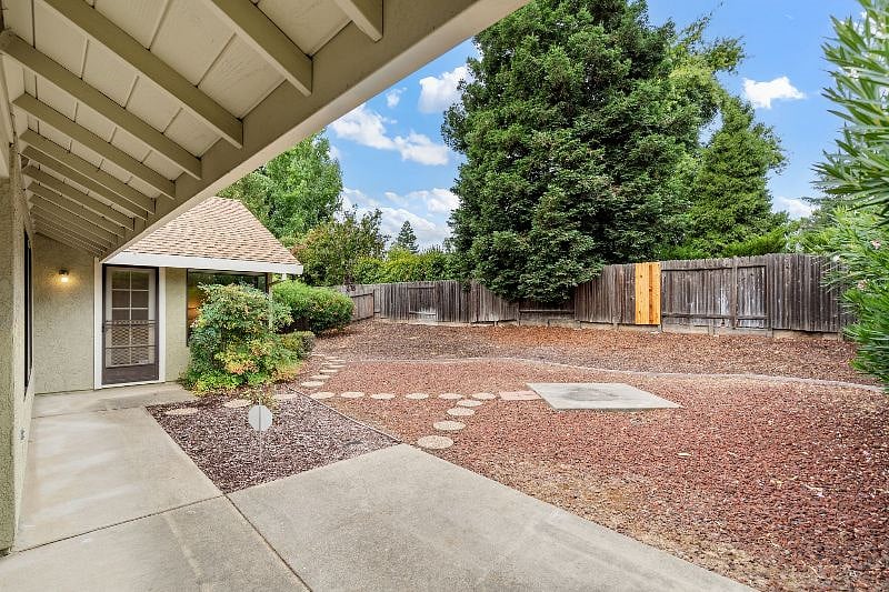 Good sized backyard for unwinding outdoors