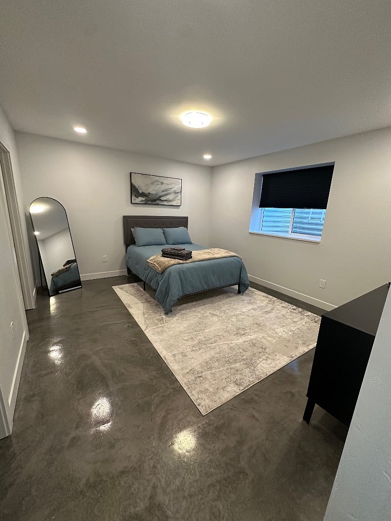 Master bedroom Queen bed Smart tv