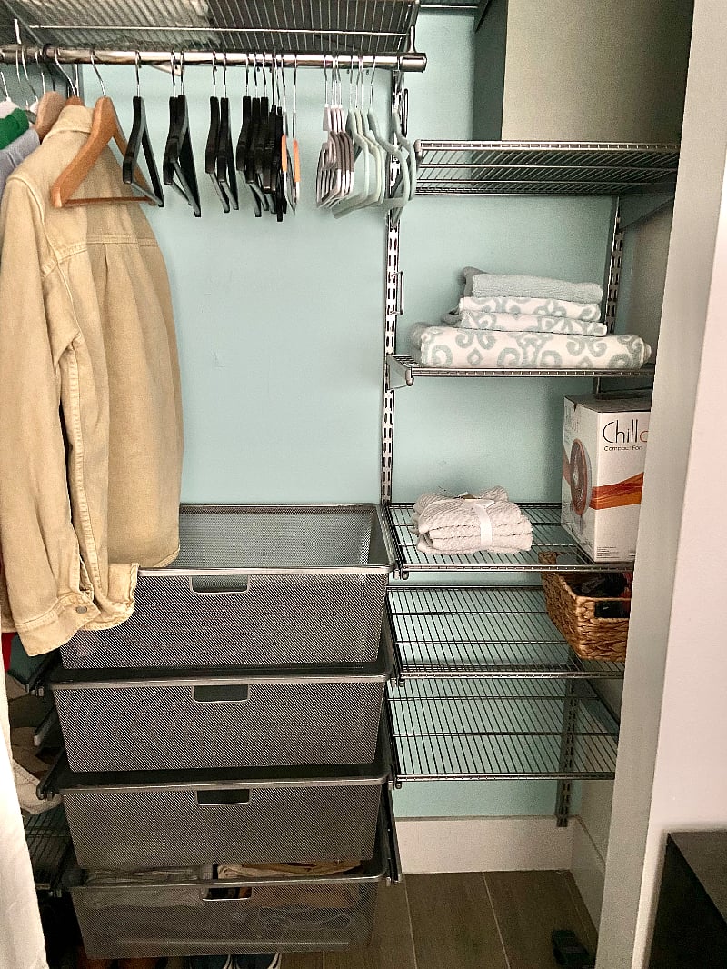 Elsa closet system