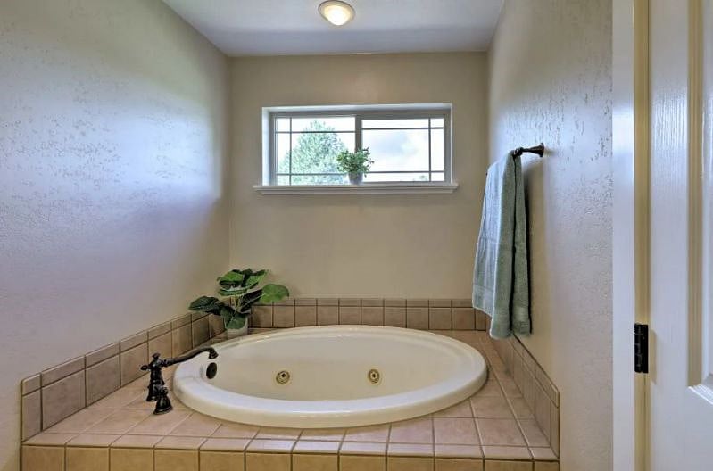 Master Bath Jetted Tub
