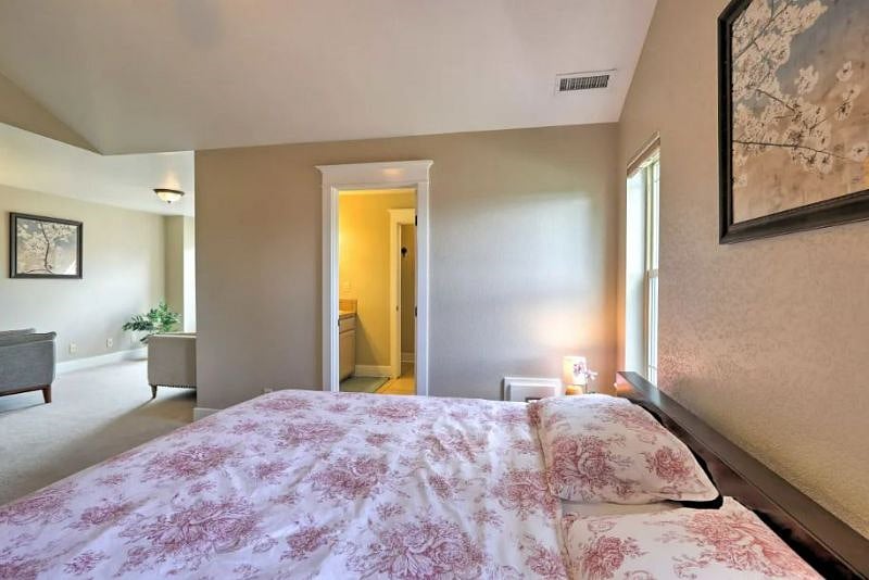 Master Bedroom KING bed