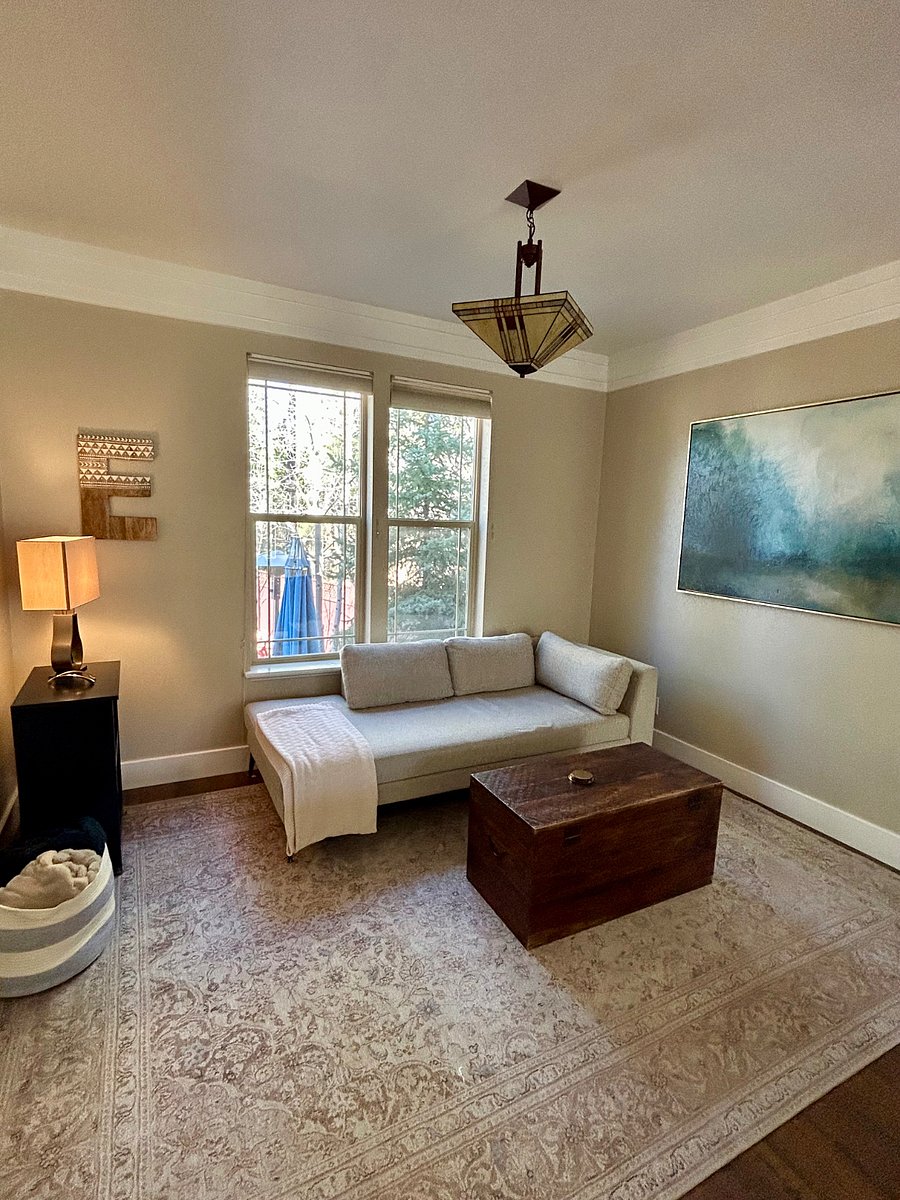 Living room/Reading area