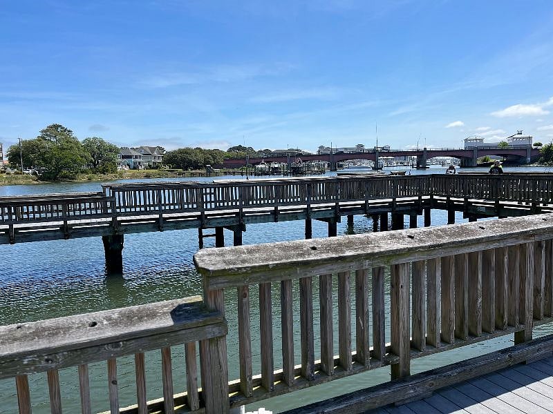 Another photo of the pier.
