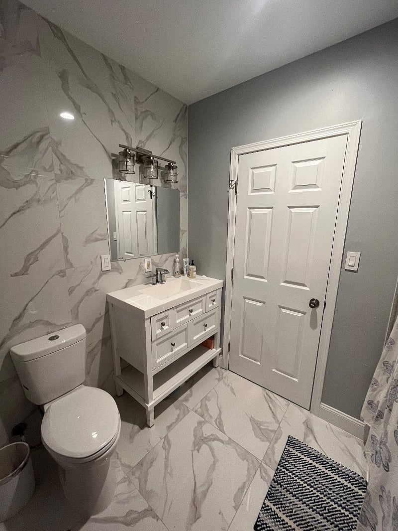 Private bathroom with great lightening!