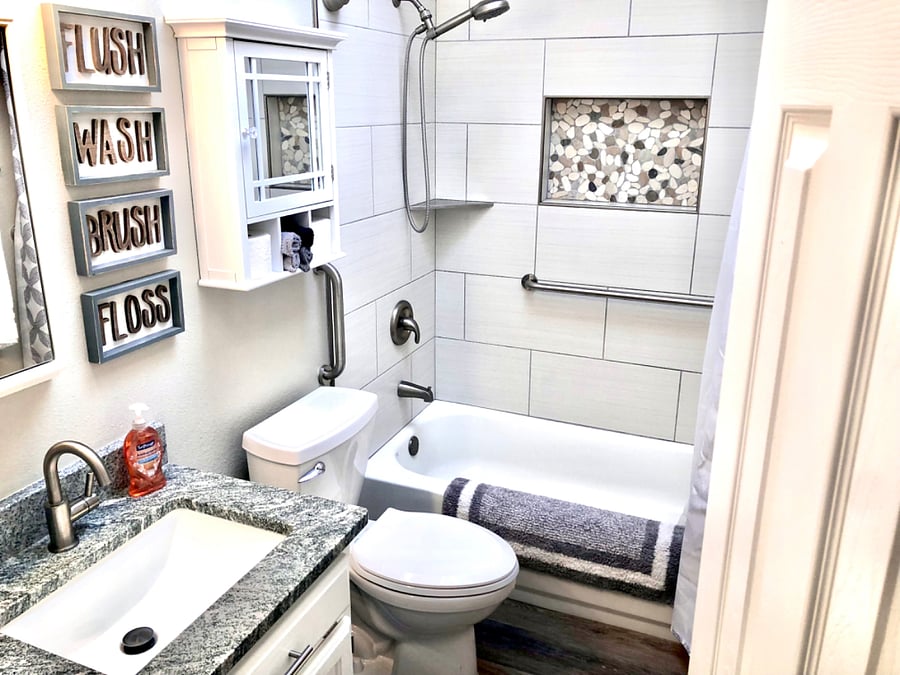 Guest bathroom with tub/shower. Hairdryer, towels shampoo, conditioner, body wash and tissue provided