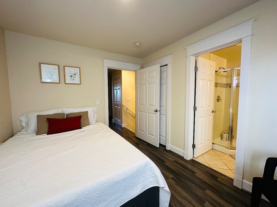 2nd Bedroom with Queen Bed