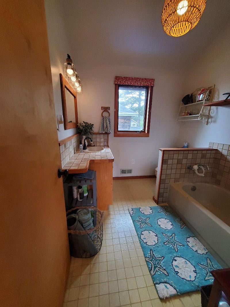 Upstairs hall bathroom with tub