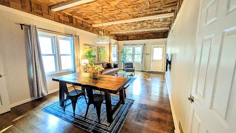Pottery Barn Dining Table, 55" Google Smart TV with lots of natural light! Gorgeous ceiling!!