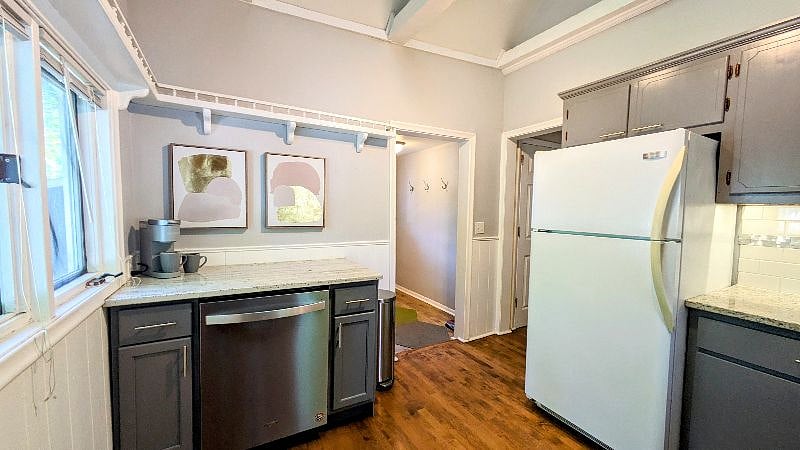 Granite Counters, Stainless Dishwasher with Vaulted Ceilings