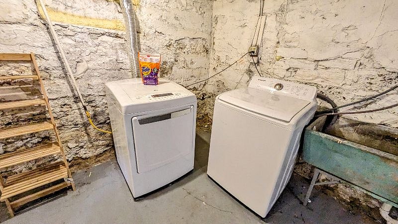 Full Size Washer/Dryer.