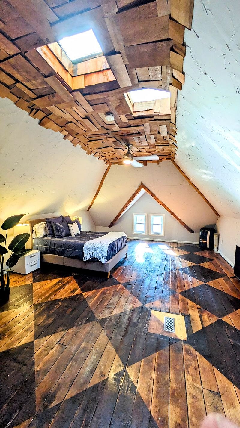 Ceiling fan, AC unit.