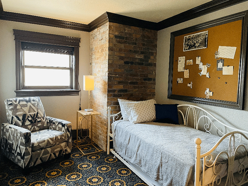 2nd bedroom with double twin daybed