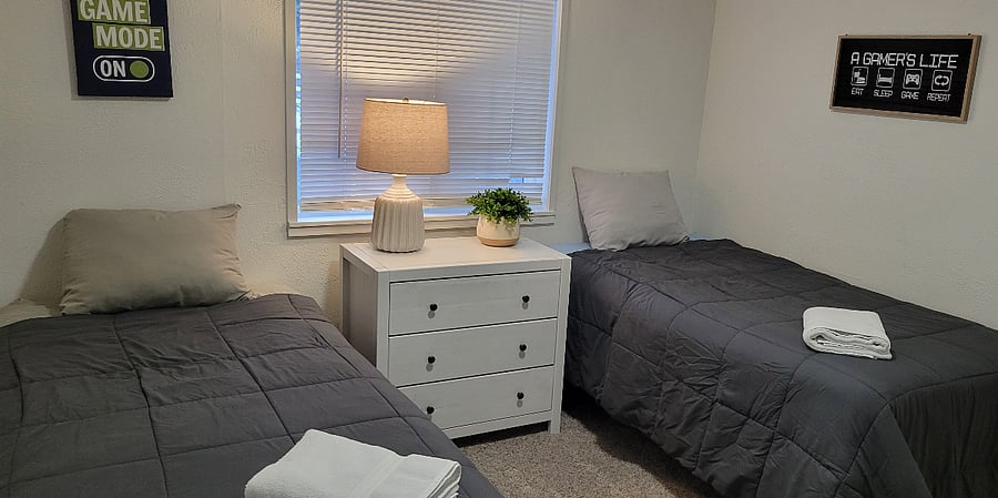 2 twin bedroom