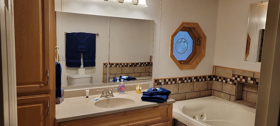 Master Suite bathroom w. Jacuzzi tub