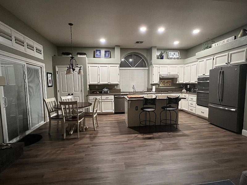 Open and spacious kitchen. Full access. Ninja air fryer with indoor bbg, toaster over/air fryer, Ninja blender, Keureg coffee pot, Kitchen Aide, rice steamer, instapot, crockpot, full fridge with water/icemaker