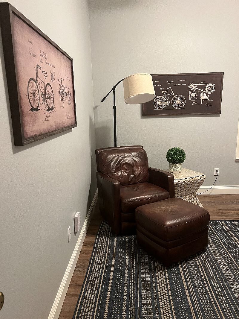 Extra sitting/reading room with dedicated work desk. Great for wanting privacy without staying in your room.