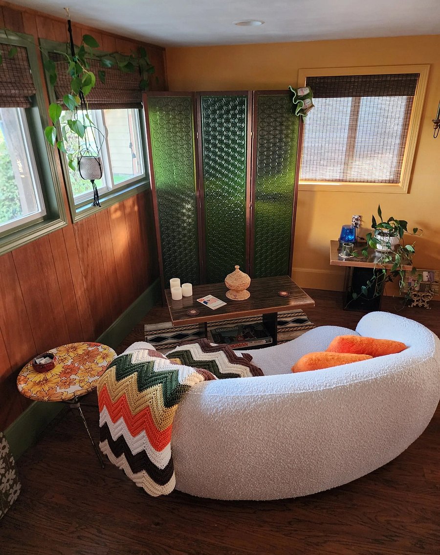 Harvest Gold, Avocado Green, Burnt Orange. We've got em all. Its not the 1970's without em. Come relax in this fun and retro pad, man. Modern Smart TV is hidden behind the groovy green screen.