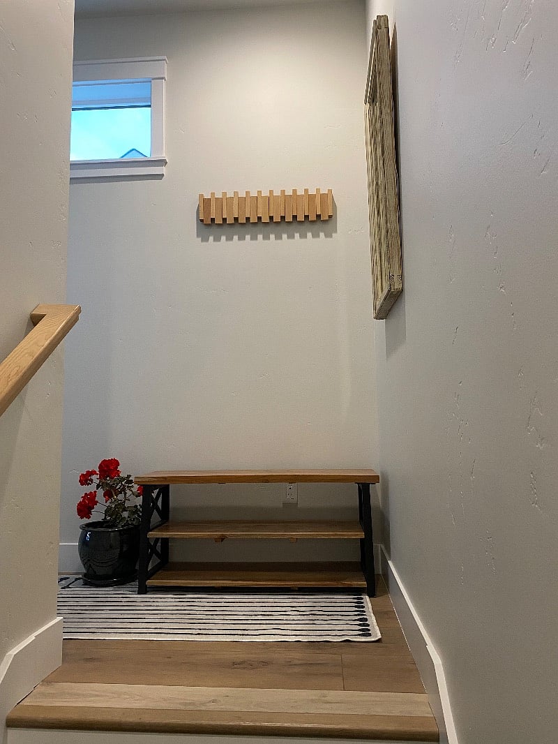 Coat/hat rack, bench with shoe storage, and mirror to check your appearance before heading out,
