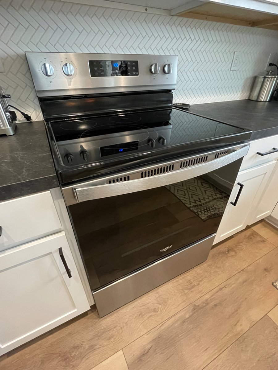Full size range with glass cooktop and airfryer mode.