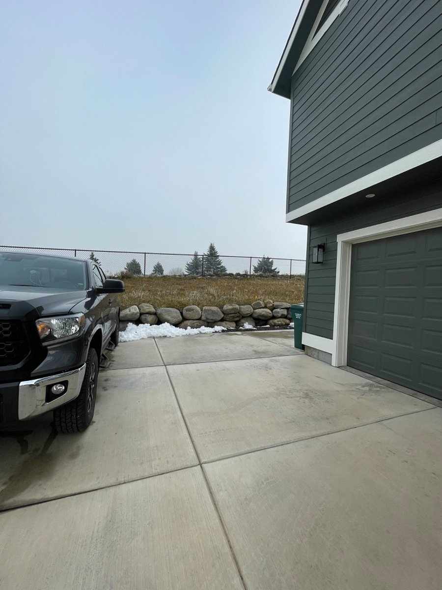 Parking (off-street) next to the owners vehicle. NOTE: renter must have a small or mid-size vehicle in order to fit. Garage must be accessible for owners other vehicle.