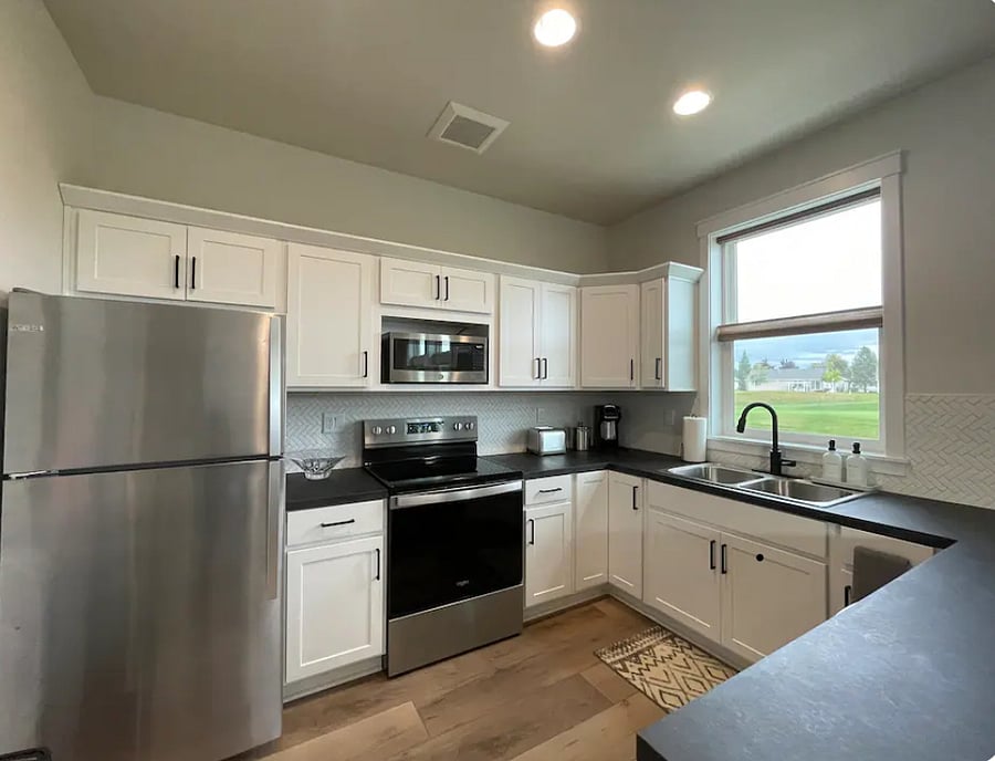 Fully stocked full kitchen with all of your cooking and dining needs! Additional bonus is the beautiful golf course, sunrise and mountain views.! Dishwasher also provided (not shown in photos).