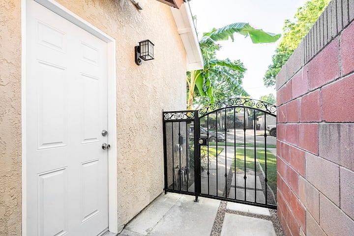 Quiet single-family residential neighborhood with nearby access to shopping, dining, and entertainment. Near the 105fwy, 605 fwy, 91 fwy, and Interstate 5.