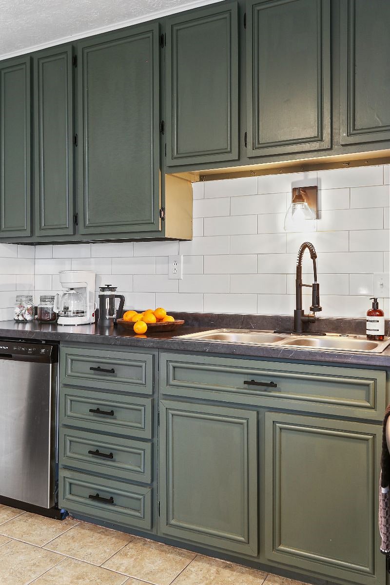 Rise and shine, coffee lovers! Our fully stocked kitchen has you covered with a 10-cup drip pot and french press, so your morning joe is nothing short of perfection.