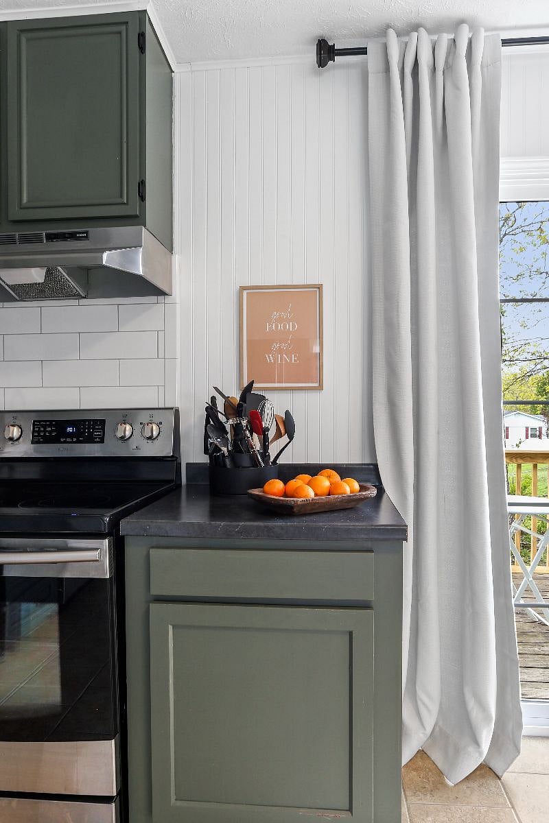 Hungry for some home-cooked goodness? Our fully stocked kitchen has everything you need to whip up a delicious meal! From cooking utensils to stainless steel appliances, pots, pans, bowls, and more - we've got you covered.