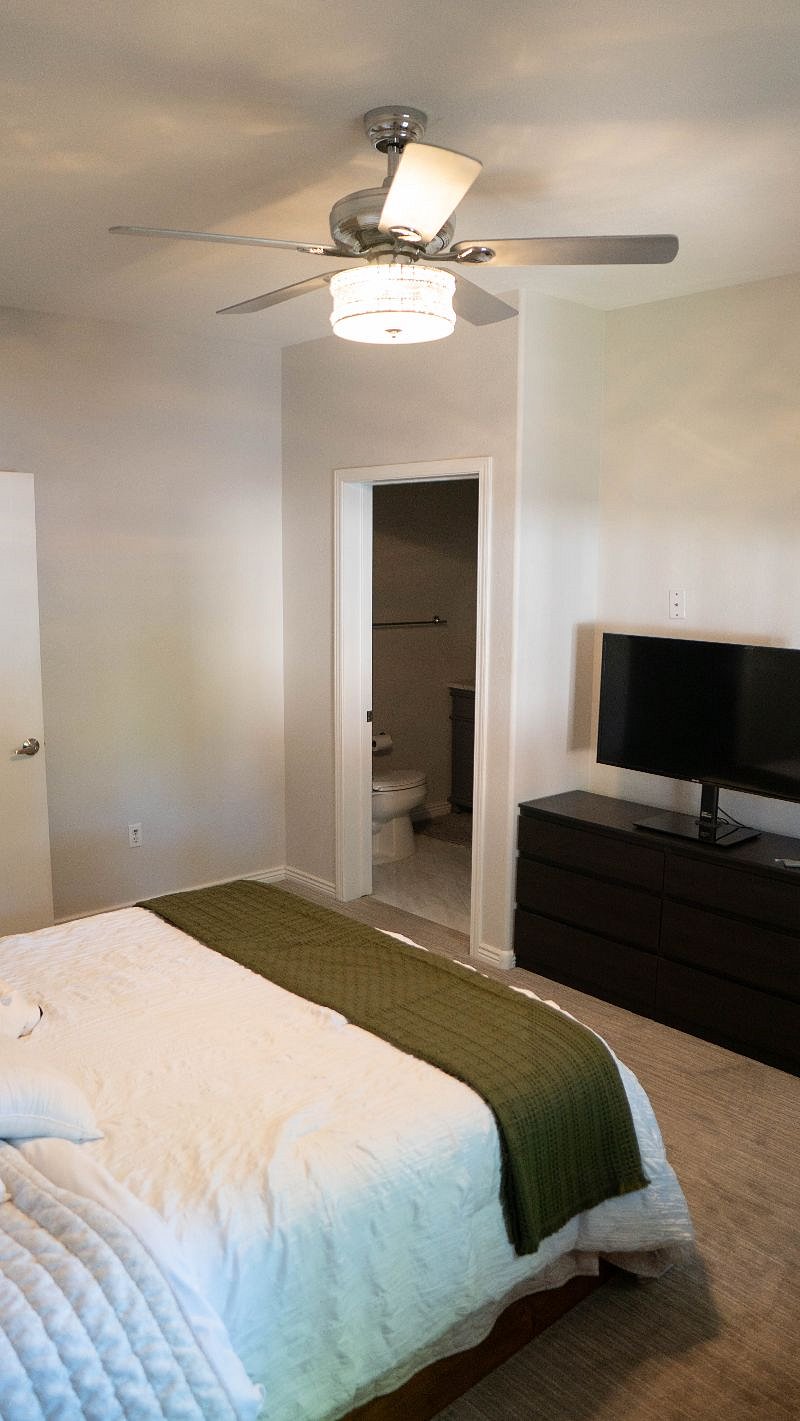 32'' TV, Six drawer dresser, two drawer night stand