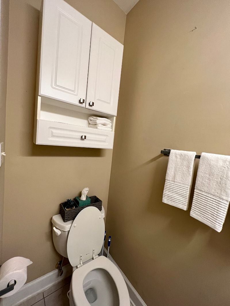 1/2 bath for guest